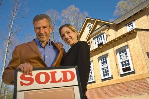 Ten items to include on your home-selling checklist.